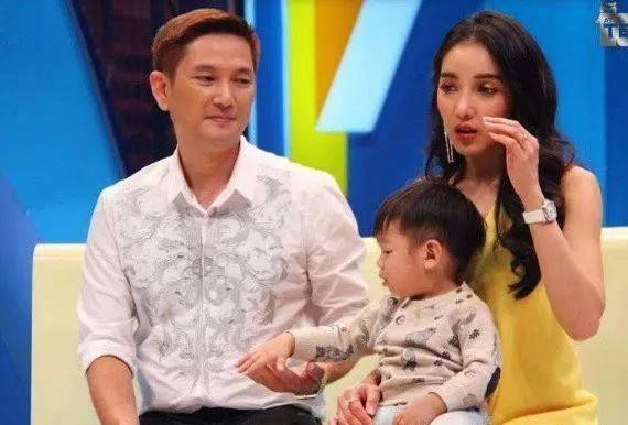 Đời tư ngỡ tưởng chỉ có trong drama cẩu huyết của người mẫu nổi tiếng: 20 năm mới biết anh trai chính là bố ruột