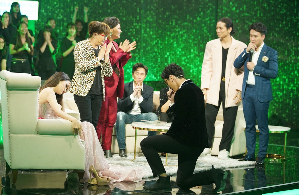 Người ấy là ai: Hương Giang ngỡ ngàng khi được chàng trai yêu thầm 1 năm mang nhẫn đến quỳ gối tỏ tình