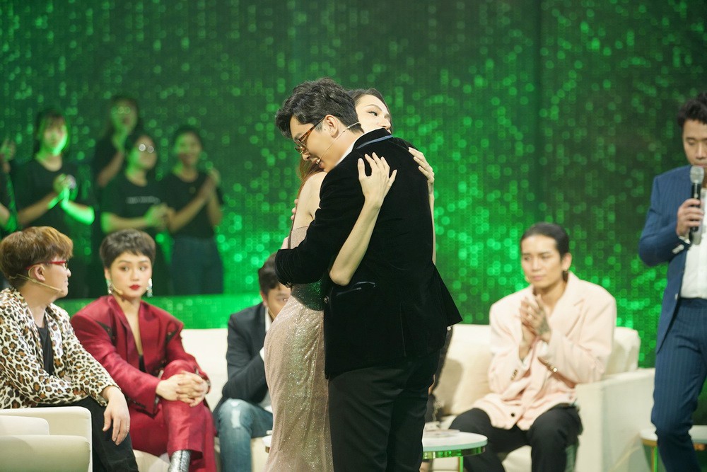 Người ấy là ai: Hương Giang ngỡ ngàng khi được chàng trai yêu thầm 1 năm mang nhẫn đến quỳ gối tỏ tình