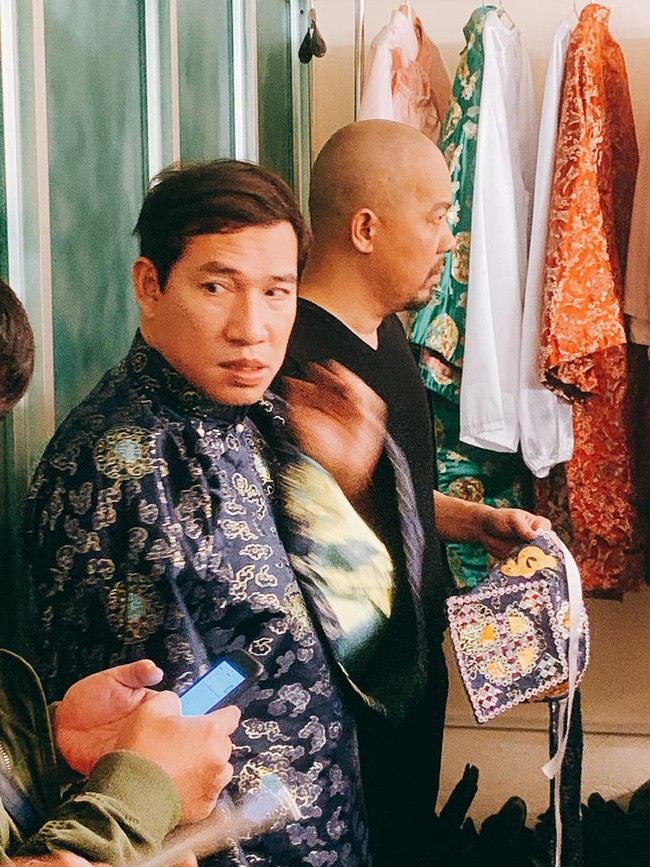 Các nghệ sĩ tất bật chuẩn bị trong hậu trường, lên đồ chỉn chu cho ngày ghi hình đầu tiên của Táo Quân 2019