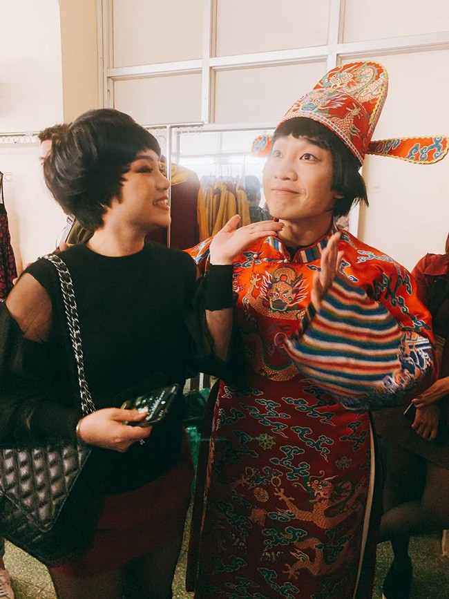 Các nghệ sĩ tất bật chuẩn bị trong hậu trường, lên đồ chỉn chu cho ngày ghi hình đầu tiên của Táo Quân 2019