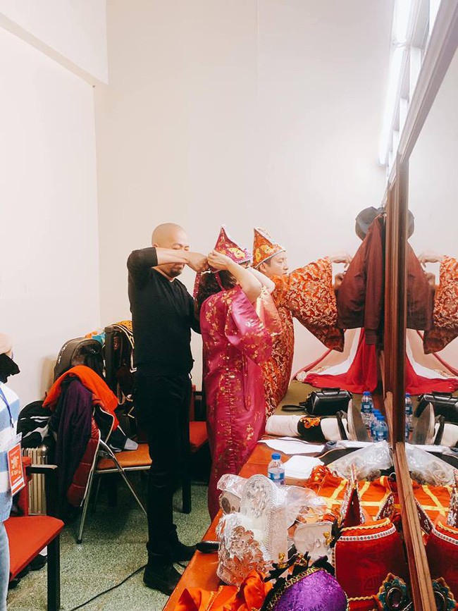 Các nghệ sĩ tất bật chuẩn bị trong hậu trường, lên đồ chỉn chu cho ngày ghi hình đầu tiên của Táo Quân 2019