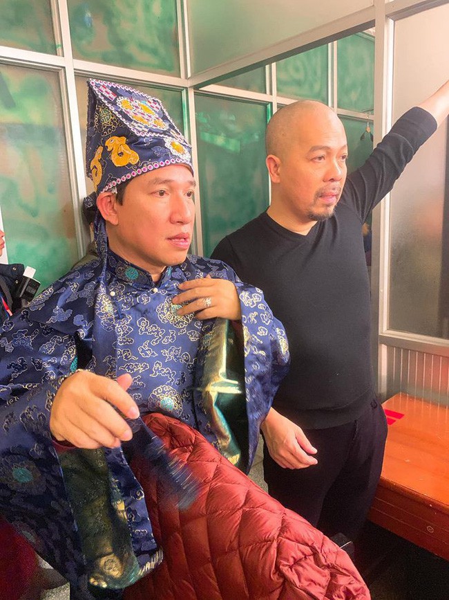 Các nghệ sĩ tất bật chuẩn bị trong hậu trường, lên đồ chỉn chu cho ngày ghi hình đầu tiên của Táo Quân 2019