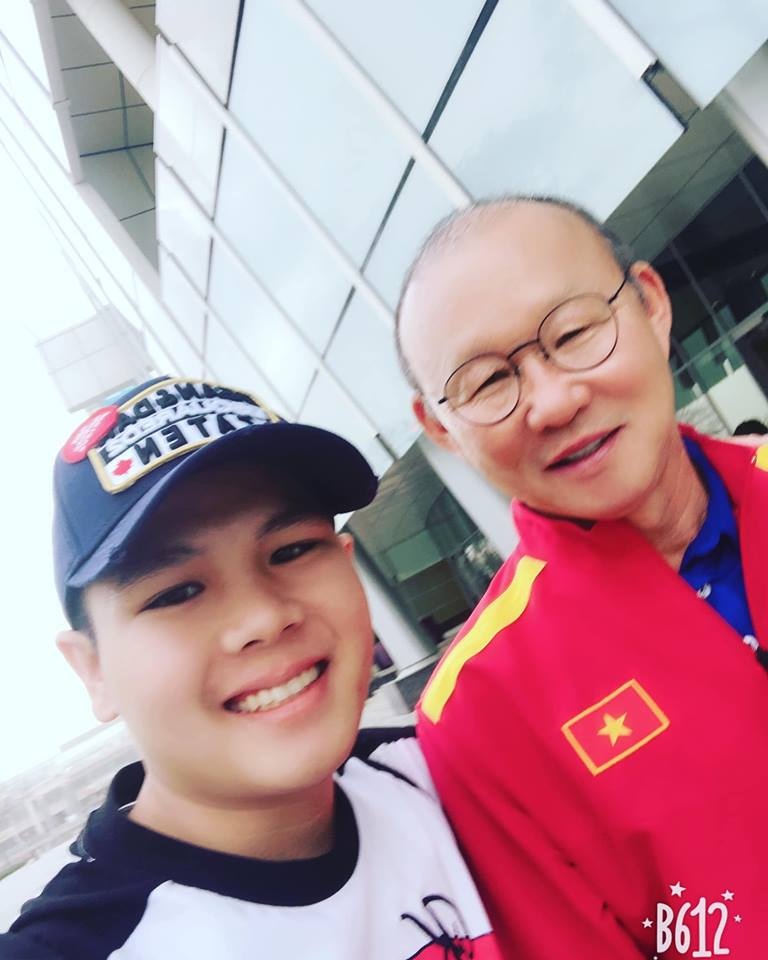 Chàng trai may mắn gặp gỡ cả dàn cầu thủ Việt Nam tại Dubai Chàng trai may mắn gặp gỡ cả dàn cầu thủ Việt Nam tại Dubai