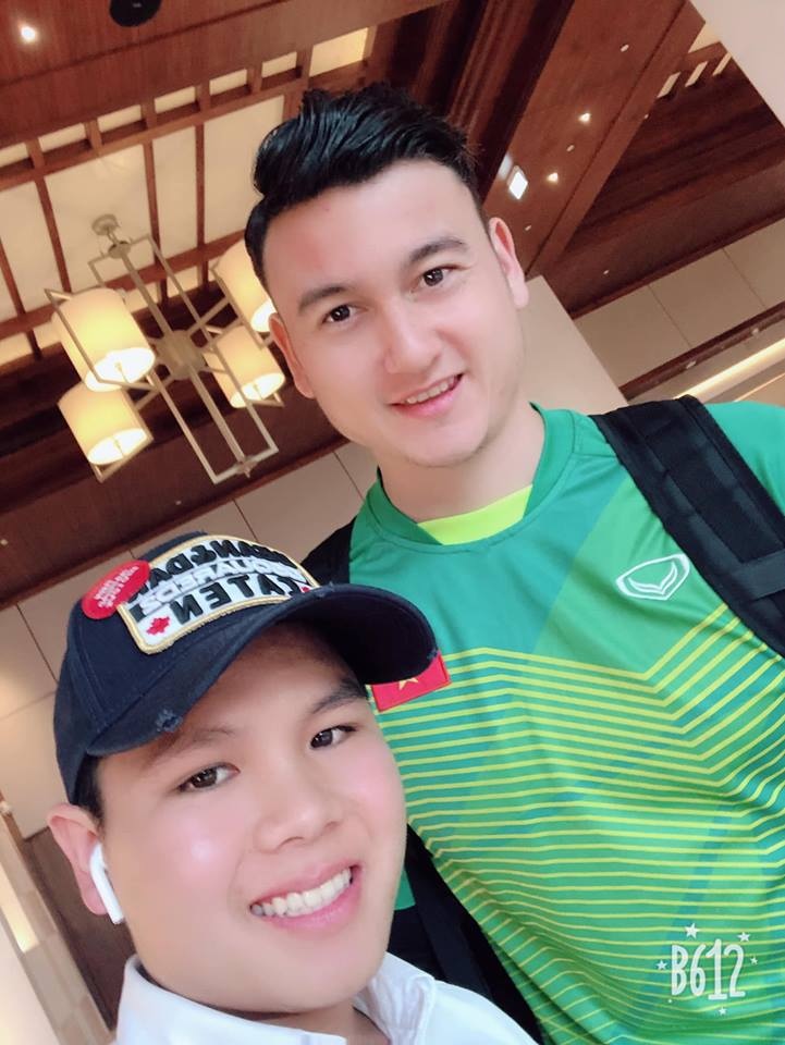 Chàng trai may mắn gặp gỡ cả dàn cầu thủ Việt Nam tại Dubai Chàng trai may mắn gặp gỡ cả dàn cầu thủ Việt Nam tại Dubai