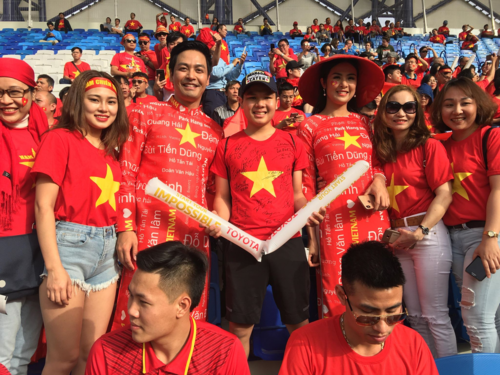 Chàng trai may mắn gặp gỡ cả dàn cầu thủ Việt Nam tại Dubai