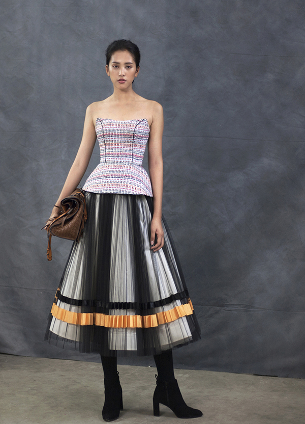 Hoa hậu Tiểu Vy tôn vòng một với váy áo Công Trí