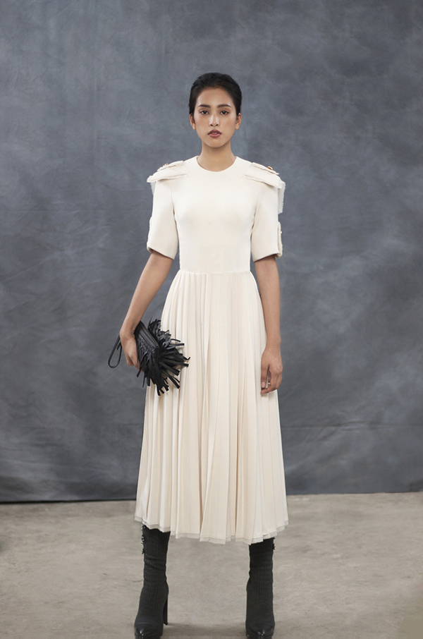 Hoa hậu Tiểu Vy tôn vòng một với váy áo Công Trí