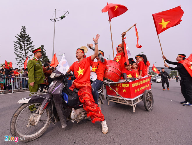 Thầy trò HLV Park Hang-seo được vinh danh ở sân bay Nội Bài
