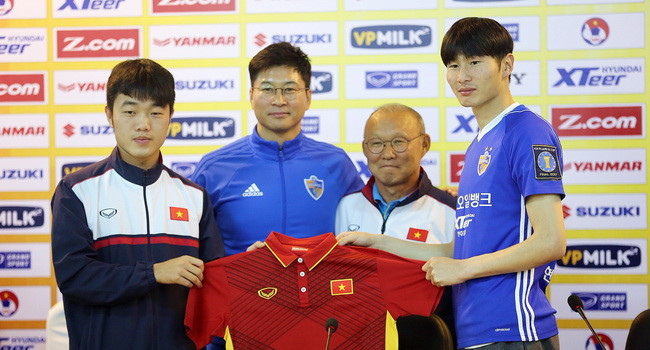 Thầy trò HLV Park Hang-seo được vinh danh ở sân bay Nội Bài