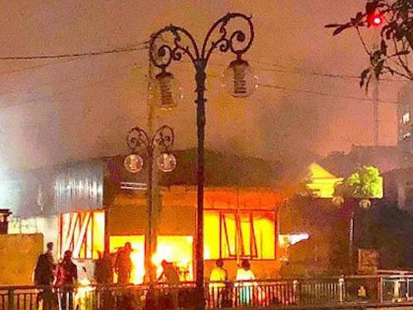 Quán cà phê ở thành phố Vinh bốc cháy trong đêm