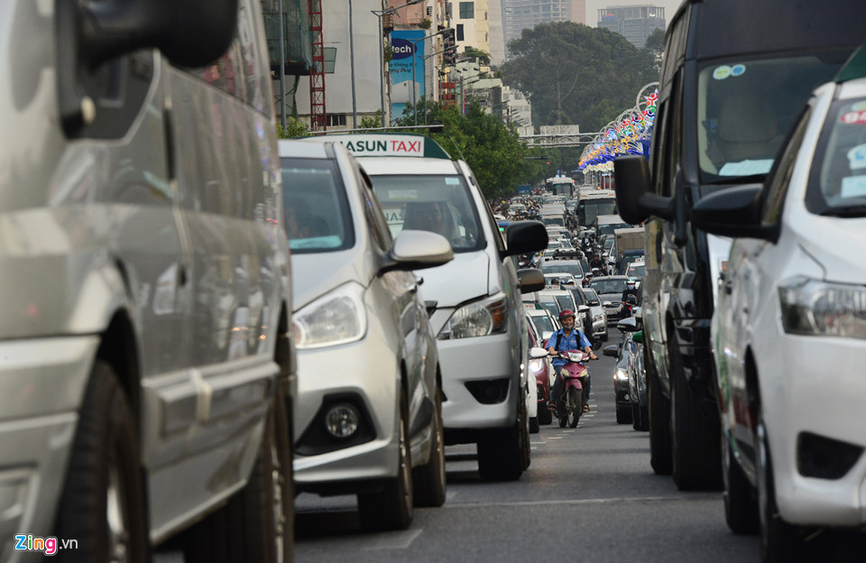 Video, ảnh: Kẹt xe khắp các ngả vào sân bay Tân Sơn Nhất dịp cận Tết