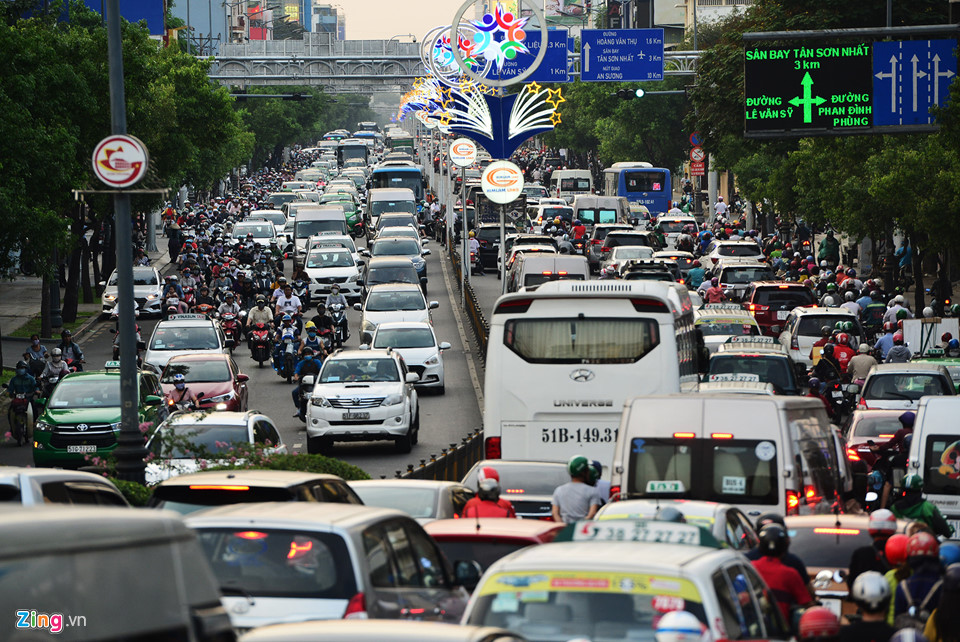 Video, ảnh: Kẹt xe khắp các ngả vào sân bay Tân Sơn Nhất dịp cận Tết