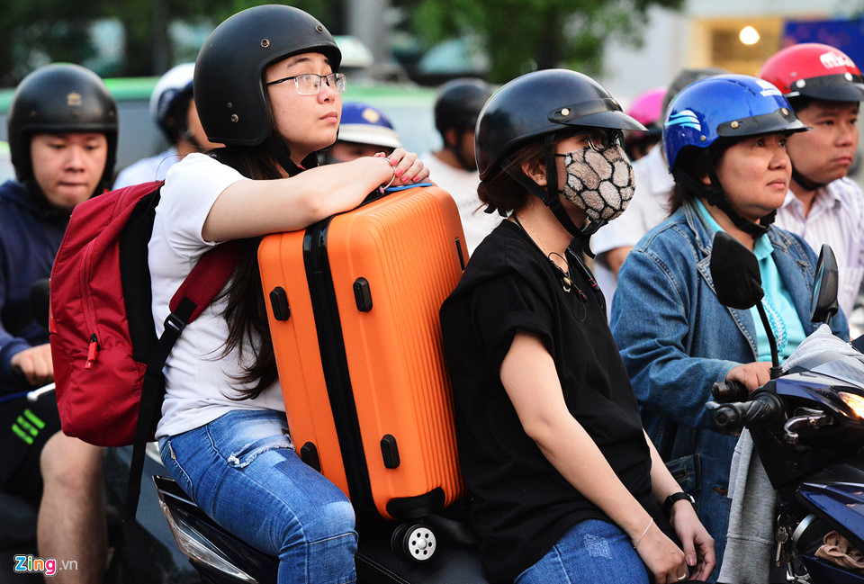 Video, ảnh: Kẹt xe khắp các ngả vào sân bay Tân Sơn Nhất dịp cận Tết