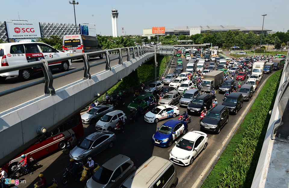 Video, ảnh: Kẹt xe khắp các ngả vào sân bay Tân Sơn Nhất dịp cận Tết