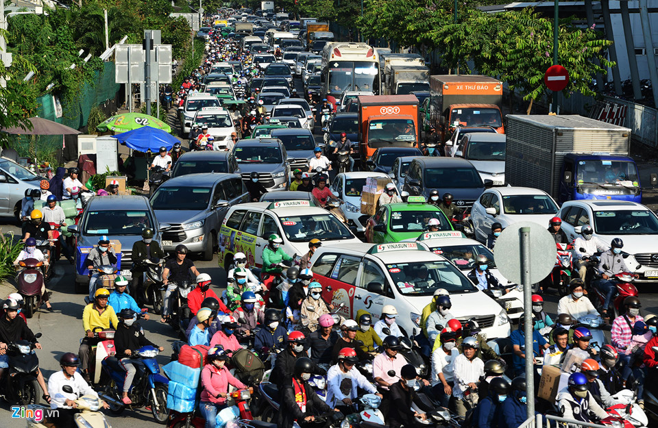Video, ảnh: Kẹt xe khắp các ngả vào sân bay Tân Sơn Nhất dịp cận Tết