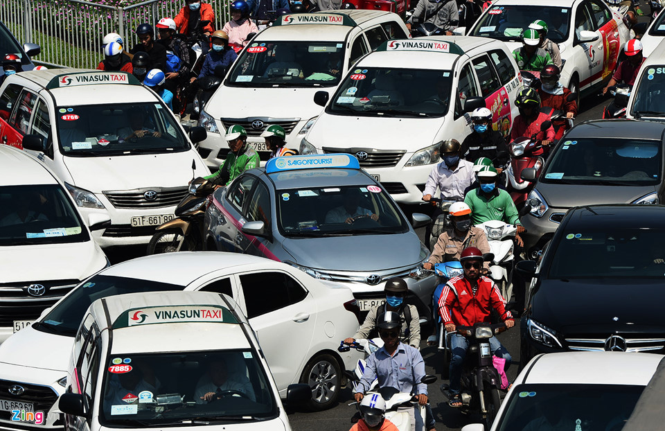 Video, ảnh: Kẹt xe khắp các ngả vào sân bay Tân Sơn Nhất dịp cận Tết