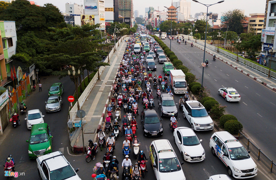 Video, ảnh: Kẹt xe khắp các ngả vào sân bay Tân Sơn Nhất dịp cận Tết