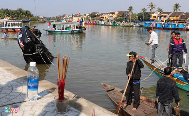 Vụ xe lao xuống sông, 3 người tử vong: Nghi vấn người chồng muốn tự tử