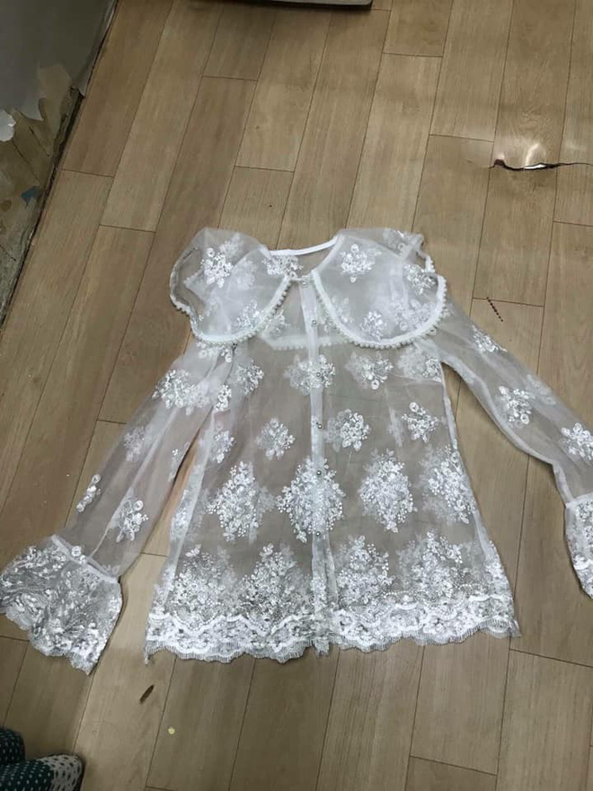 Hí hửng đặt áo ren trắng bánh bèo diện Tết, cô gái sốc nặng khi nhận chiếc áo xuyên thấu mặc như không Hí hửng đặt áo ren trắng bánh bèo diện Tết, cô gái sốc nặng khi nhận chiếc áo xuyên thấu mặc như không