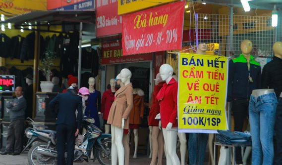 Áo ấm chân dài, bán cả nhà cả cửa và những biển xả hàng cuối năm khiến thượng đế bật cười