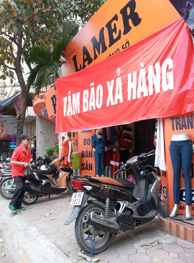 Áo ấm chân dài, bán cả nhà cả cửa và những biển xả hàng cuối năm khiến thượng đế bật cười