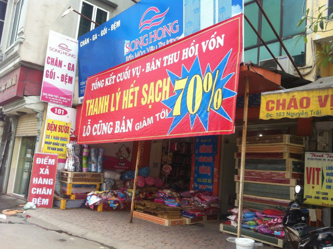 Áo ấm chân dài, bán cả nhà cả cửa và những biển xả hàng cuối năm khiến thượng đế bật cười