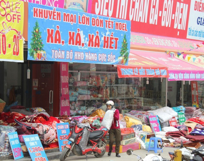 Áo ấm chân dài, bán cả nhà cả cửa và những biển xả hàng cuối năm khiến thượng đế bật cười