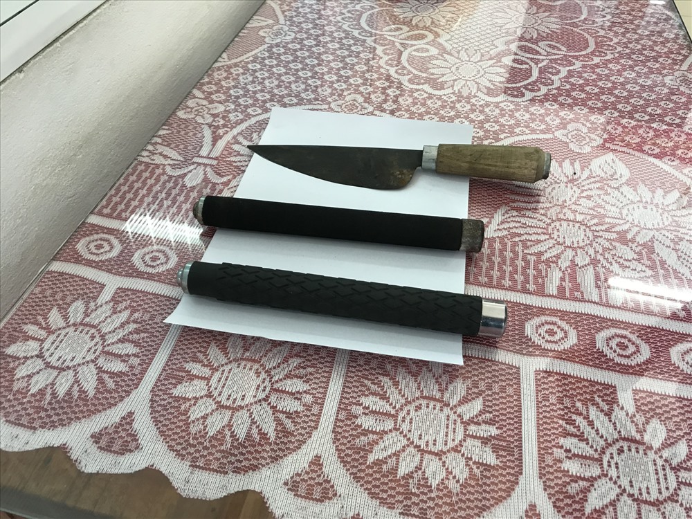 Đà Nẵng: Phụ xe đầu kéo đập đá với đồng nghiệp, cất giữ vũ khí trên xe