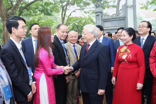 Tổng Bí thư, Chủ tịch nước thả cá chép tiễn ông Táo ở Hồ Gươm