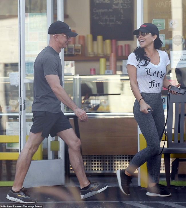 Tỷ phú rửa bát giúp vợ lên kế hoạch chung sống một nhà với nhân tình dù chưa chính thức ly hôn