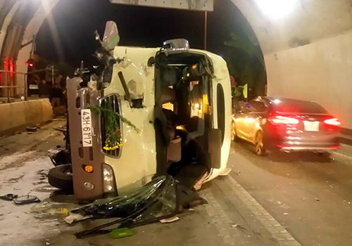 Xe khách lật trong hầm Hải Vân
