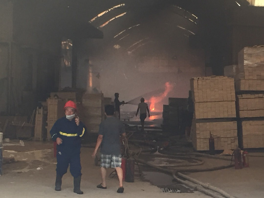 Lửa bao trùm công ty gỗ ở Bình Dương, công nhân chạy tán loạn