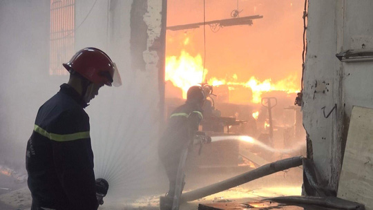 Lửa bao trùm công ty gỗ ở Bình Dương, công nhân chạy tán loạn