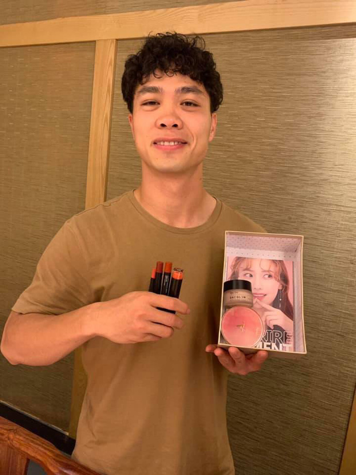 Chuẩn bị đón Tết, Công Phượng trở lại với vẻ soái ca khi chia tay mái tóc súp lơ