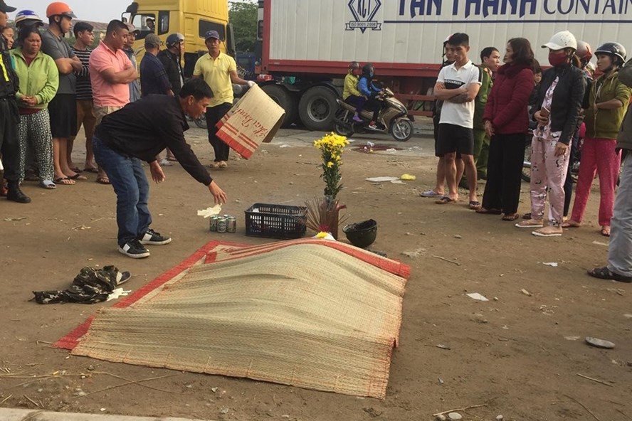 Nằm ngủ bên vệ đường, một người bị xe tải cán tử vong