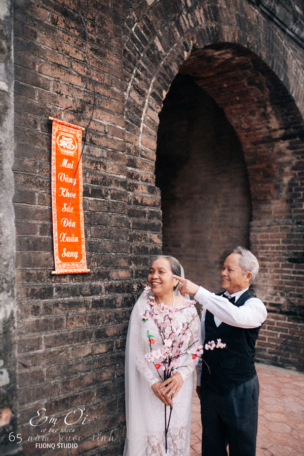 Phát sốt bộ ảnh kỉ niệm 65 năm ngày cưới của cặp vợ chồng già: Ông ngày nào cũng hỏi bà có còn yêu anh không?