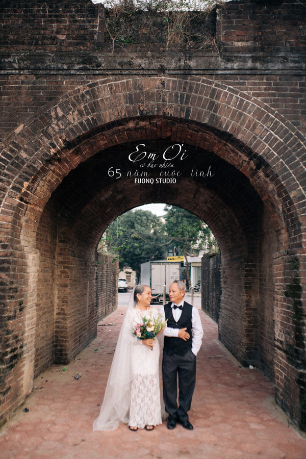 Phát sốt bộ ảnh kỉ niệm 65 năm ngày cưới của cặp vợ chồng già: Ông ngày nào cũng hỏi bà có còn yêu anh không?