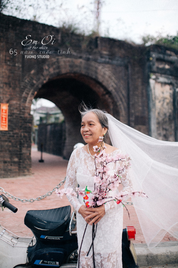 Phát sốt bộ ảnh kỉ niệm 65 năm ngày cưới của cặp vợ chồng già: Ông ngày nào cũng hỏi bà có còn yêu anh không?