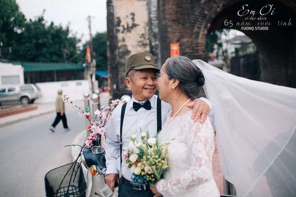 Phát sốt bộ ảnh kỉ niệm 65 năm ngày cưới của cặp vợ chồng già: Ông ngày nào cũng hỏi bà có còn yêu anh không?