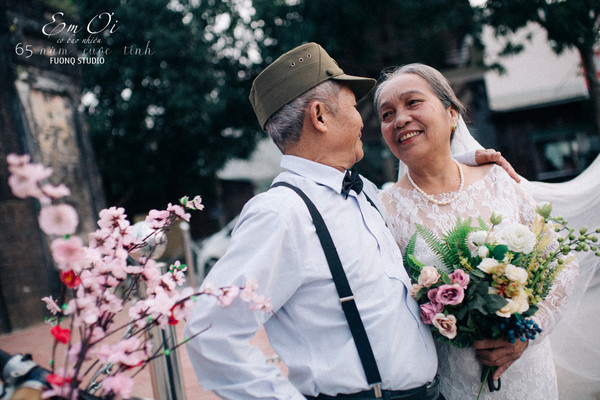 Phát sốt bộ ảnh kỉ niệm 65 năm ngày cưới của cặp vợ chồng già: Ông ngày nào cũng hỏi bà có còn yêu anh không?