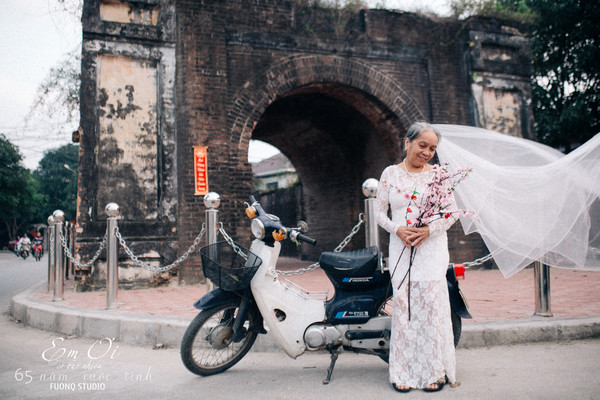 Phát sốt bộ ảnh kỉ niệm 65 năm ngày cưới của cặp vợ chồng già: Ông ngày nào cũng hỏi bà có còn yêu anh không?