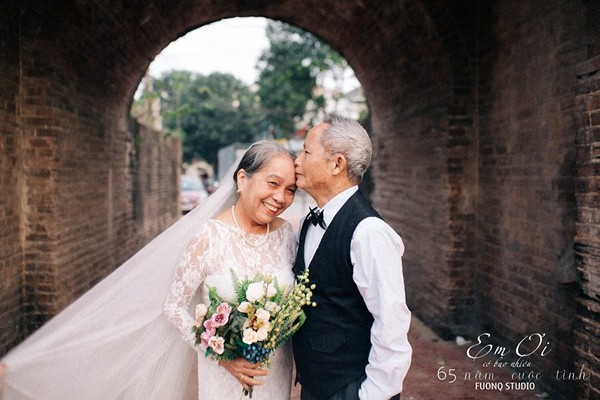 Phát sốt bộ ảnh kỉ niệm 65 năm ngày cưới của cặp vợ chồng già: Ông ngày nào cũng hỏi bà có còn yêu anh không?