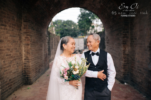 Phát sốt bộ ảnh kỉ niệm 65 năm ngày cưới của cặp vợ chồng già: Ông ngày nào cũng hỏi bà có còn yêu anh không?