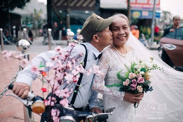 Phát sốt bộ ảnh kỉ niệm 65 năm ngày cưới của cặp vợ chồng già: Ông ngày nào cũng hỏi bà có còn yêu anh không?