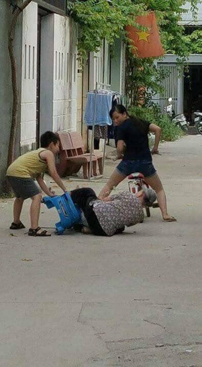 Bà cụ thử thách xe quay của trẻ em và cái kết khiến nhiều người cười ra nước mắt