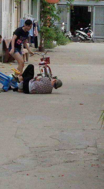 Bà cụ thử thách xe quay của trẻ em và cái kết khiến nhiều người cười ra nước mắt