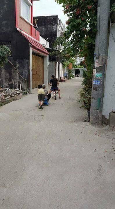 Bà cụ thử thách xe quay của trẻ em và cái kết khiến nhiều người cười ra nước mắt