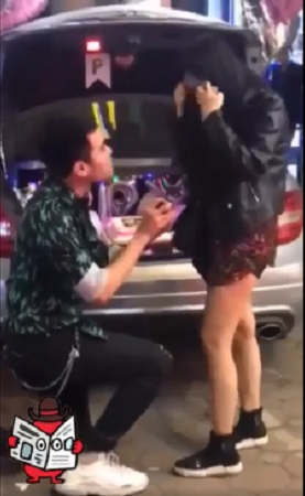 Bạn trai cầu hôn bằng nhẫn kim cương và Iphone XS Max, cô gái liên tục che mặt bối rối