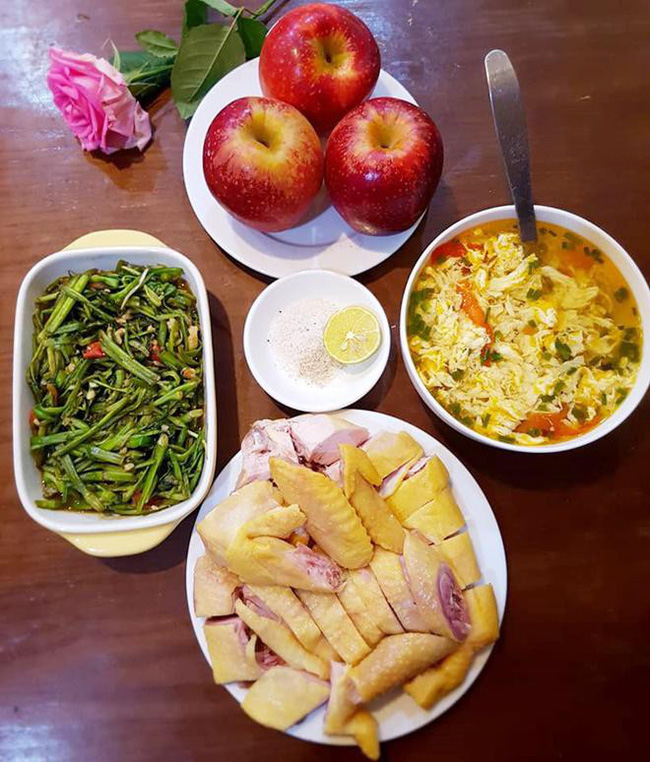 Nấu mâm cơm 3 món mà vẫn bị mẹ chồng chê, nàng dâu mới nhận được loạt góp ý từ chị em